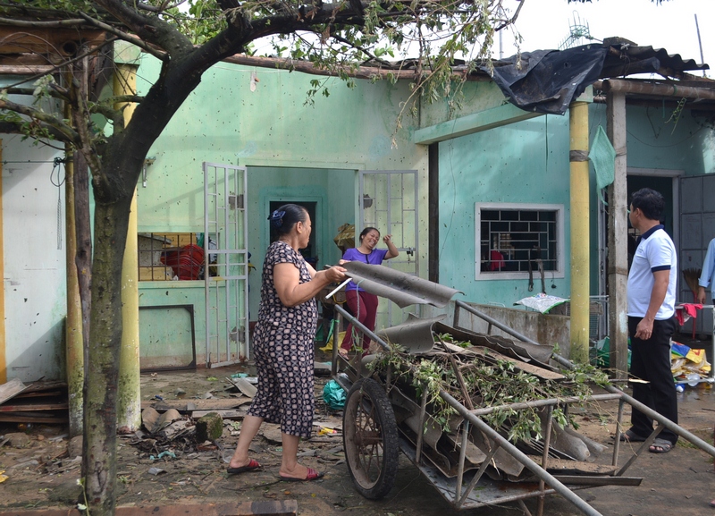 Người dân ở huyện Vĩnh Linh khắc phục thiệt hại sau bão số 4. Ảnh: TH.